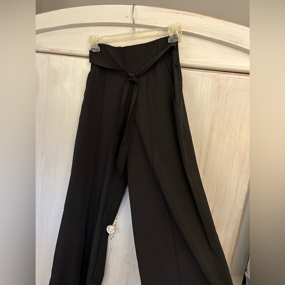 Lululemon Wide Legged Pants Sz 4 Black Side with Pockets - Picture 7 of 9